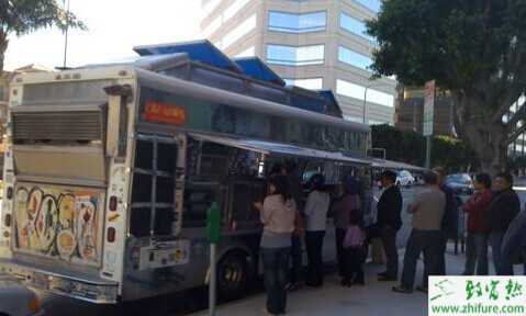 農民工開“流動餐廳”創業致富