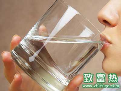 早上起床口渴怎么辦？4種水千萬別喝