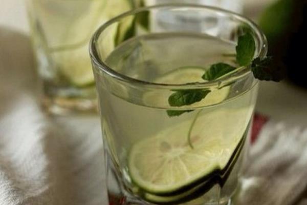 睡前喝檸檬蜂蜜水好嗎