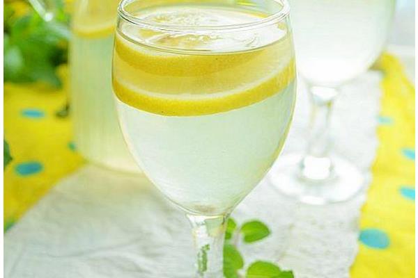 早上喝檸檬蜂蜜水好嗎