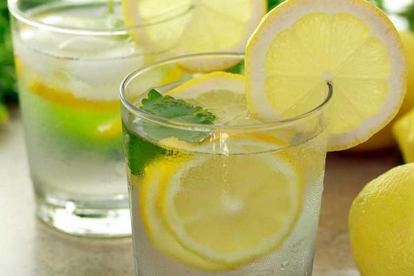 睡前喝檸檬蜂蜜水好嗎