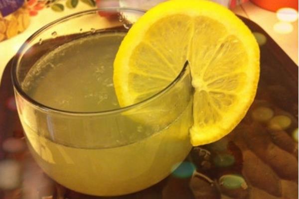 哺乳期能喝檸檬蜂蜜水嗎