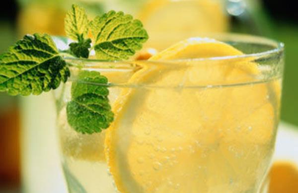 哺乳期能喝檸檬蜂蜜水嗎