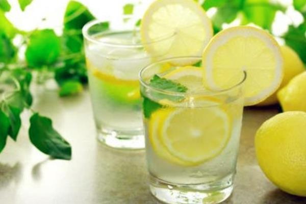 哺乳期能喝檸檬蜂蜜水嗎