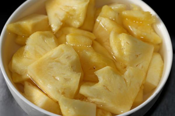 香水菠蘿要用鹽水泡嗎