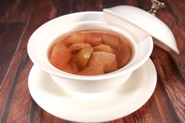 冰糖燉梨要加水嗎