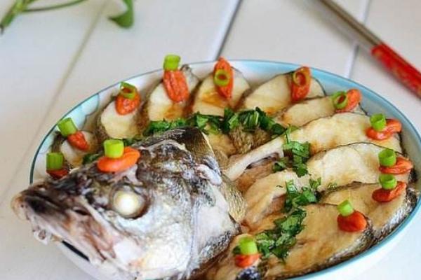 清蒸鱸魚的家常做法大全