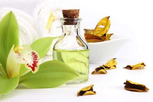 茶樹精油可以直接涂在臉上嗎？