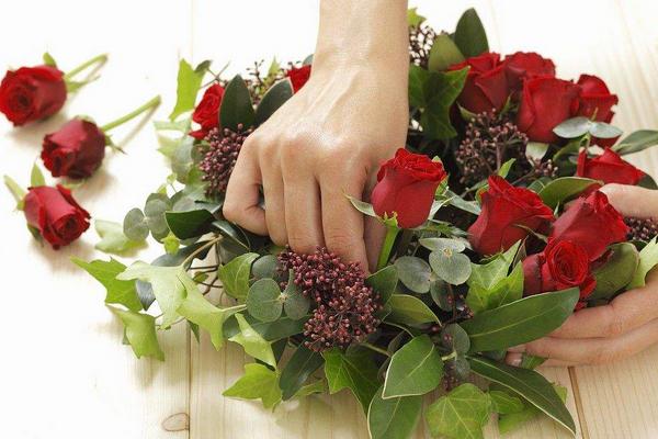 玫瑰花插花技巧