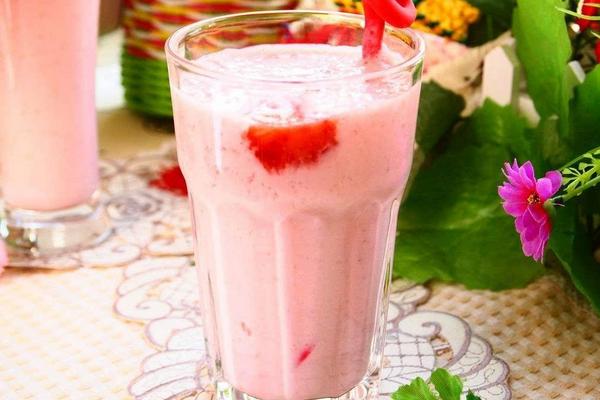 草莓奶茶怎么做