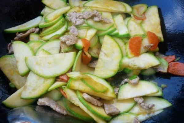 西葫蘆炒肉的做法