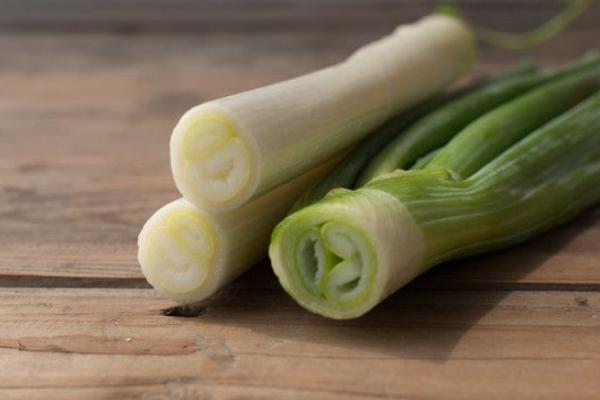 大蔥不能和什么一起吃 大蔥吃多了有什么壞處