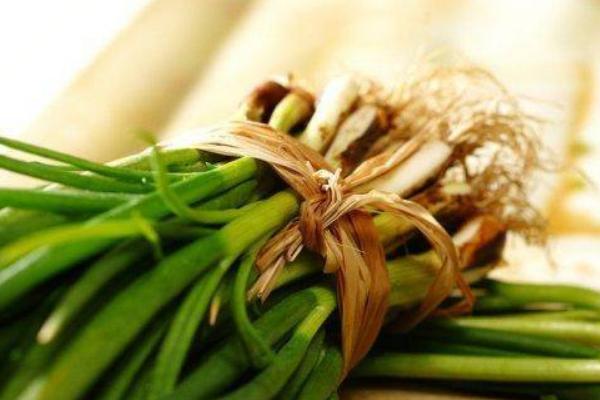 老母豬鼻子里插大蔥是什么意思