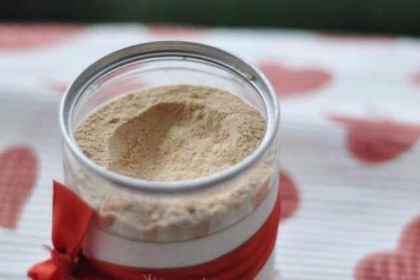 黃姜粉加紅糖有什么功效作用 三七粉加黃姜粉可以嗎 小黃姜粉加酒可以嗎