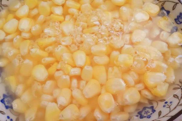 玉米為什么要泡水喂雞 雞吃煮好的玉米好嗎