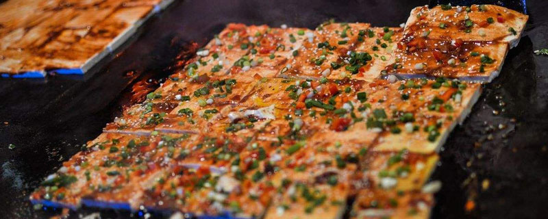 路邊小吃香煎鐵板豆腐用的是什么豆腐 學鐵板豆腐培訓需要多少錢