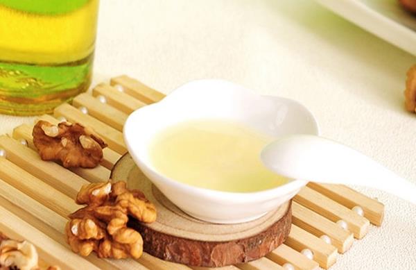 核桃油可以炒菜嗎 核桃油可以生吃嗎