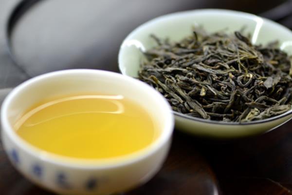 杜仲泡水喝的功效與作用 泡杜仲茶要注意什么