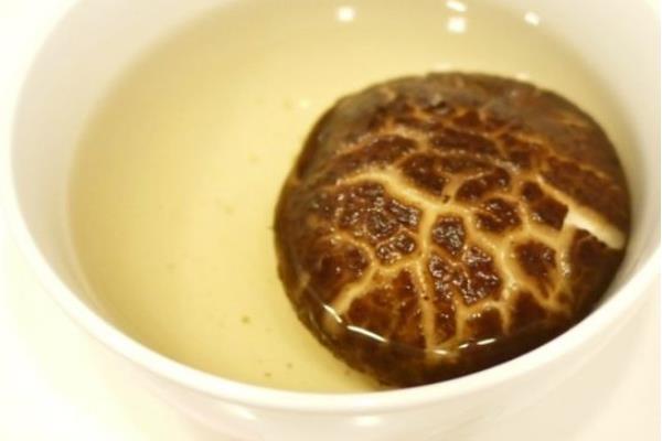 干蘑菇泡多長時(shí)間 干蘑菇用熱水還是冷水泡