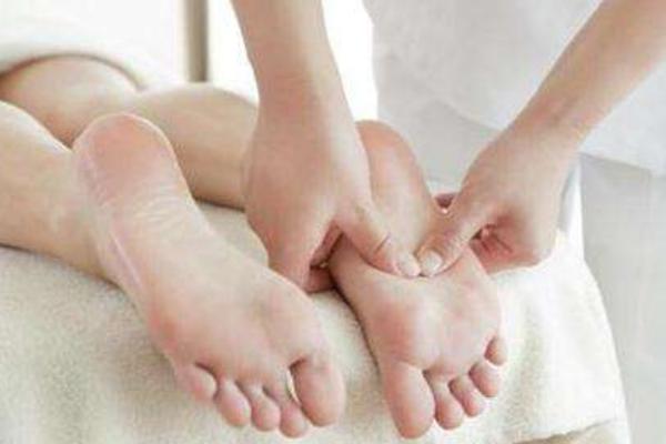 夏天腳出汗很癢怎么辦 夏天腳底冰涼冷是什么原因