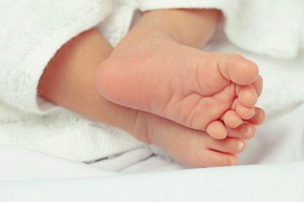 夏天腳出汗很癢怎么辦 夏天腳底冰涼冷是什么原因