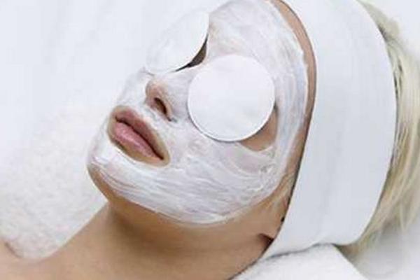 冬天皮膚干怎么辦 冬天嘴唇皮膚干裂解決辦法