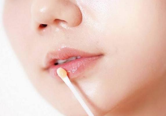 冬天皮膚干怎么辦 冬天嘴唇皮膚干裂解決辦法