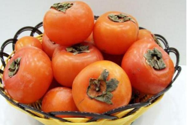 冬天皮膚干怎么辦 冬天嘴唇皮膚干裂解決辦法