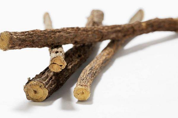 甘草根的功效與作用及禁忌 甘草泡水喝的功效