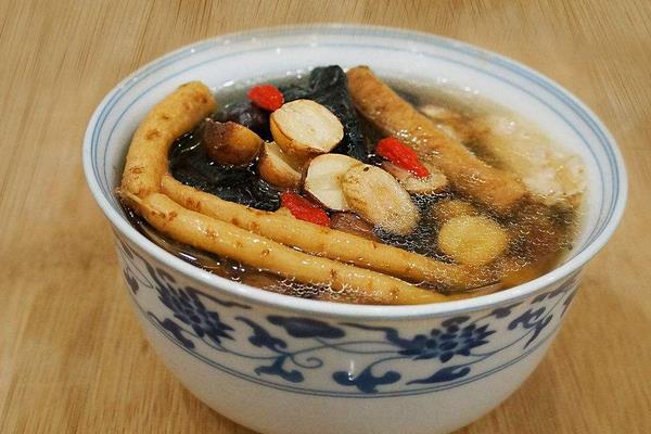 當歸黃芪烏雞湯功效作用及做法 當歸黃芪烏雞湯的烹飪技巧