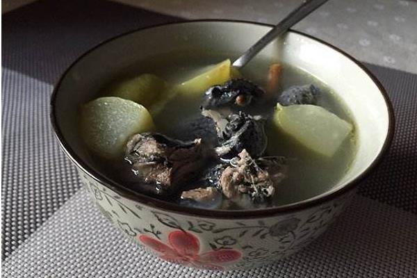 當歸黃芪烏雞湯功效作用及做法 當歸黃芪烏雞湯的烹飪技巧