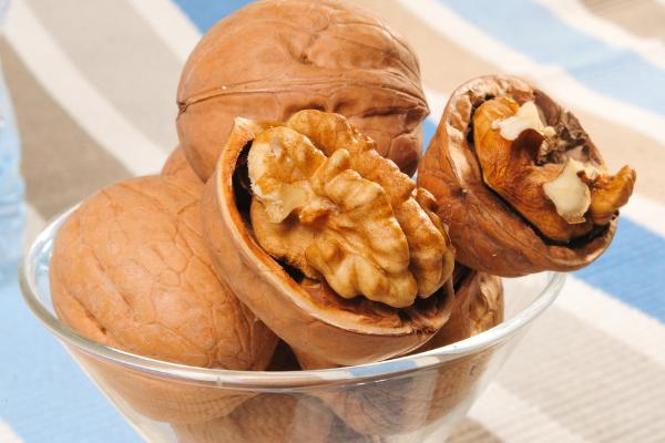 黑核桃好還是白核桃好 吃核桃的功效和好處