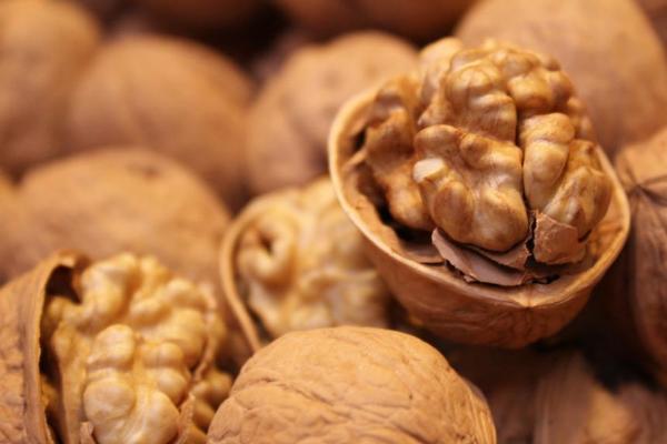 黑核桃好還是白核桃好 吃核桃的功效和好處