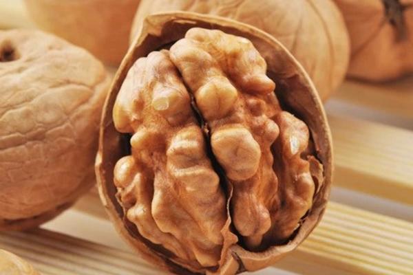 黑核桃好還是白核桃好 吃核桃的功效和好處