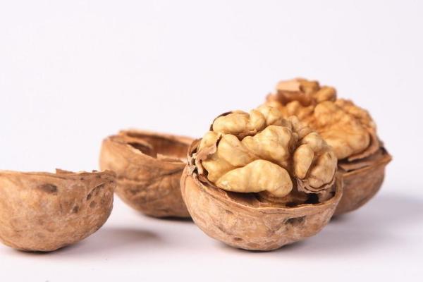 核桃殼泡水喝有什么好處 大核桃殼的功效與作用