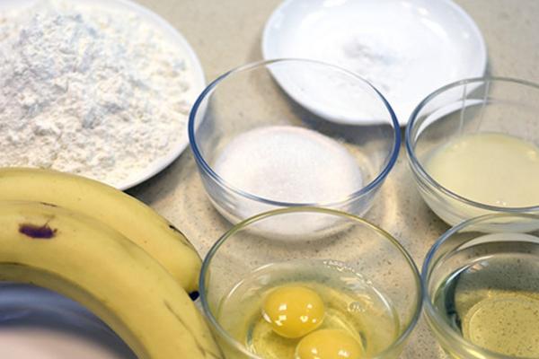 香蕉蛋糕的做法 最簡(jiǎn)單香蕉蛋糕配方