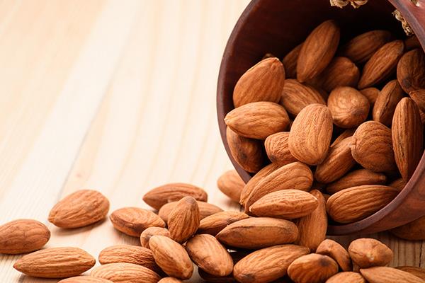 杏仁涼拌怎么做好吃 涼拌杏仁的做法