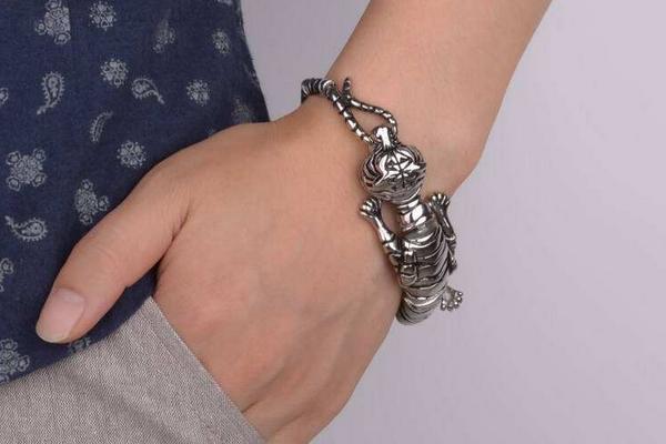 屬狗的本命佛是什么 屬狗吉祥物是什么 屬狗帶什么好