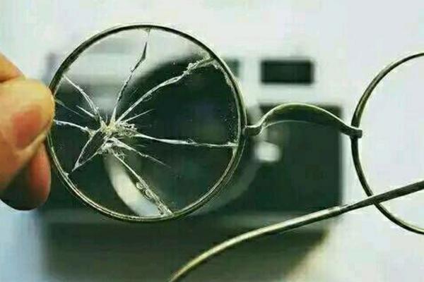 夢(mèng)見(jiàn)眼鏡碎了是什么意思 夢(mèng)見(jiàn)眼鏡腿斷了一個(gè)有什么預(yù)兆