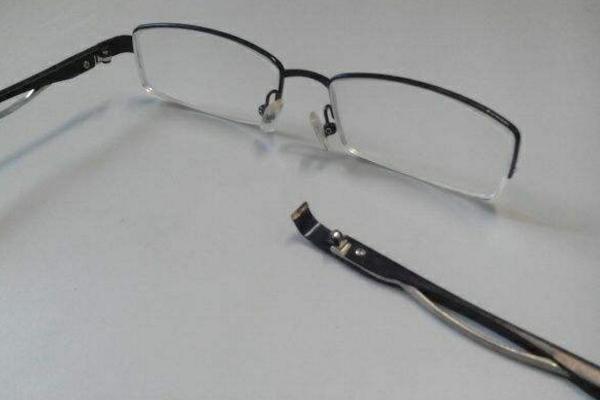 夢(mèng)見(jiàn)眼鏡碎了是什么意思 夢(mèng)見(jiàn)眼鏡腿斷了一個(gè)有什么預(yù)兆