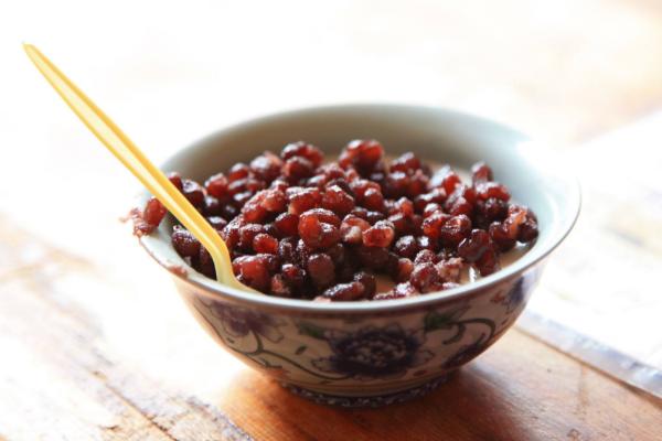 夢見吃紅豆是什么意思 夢見很多紅豆有什么預(yù)兆