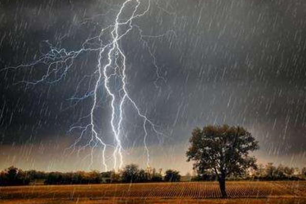 夢見雷雨交加狂風(fēng)暴雨有什么意思 夢到暴雨有什么預(yù)兆