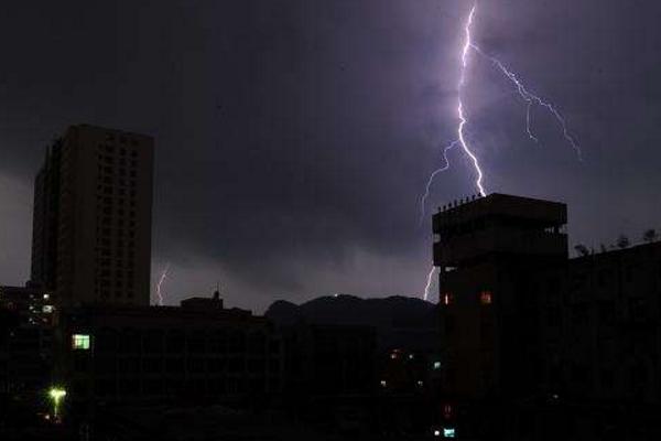 夢見雷雨交加狂風(fēng)暴雨有什么意思 夢到暴雨有什么預(yù)兆