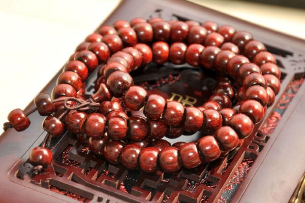 怎么分辨真假的小葉紫檀（鑒別方法） 小葉紫檀可以沾水嗎