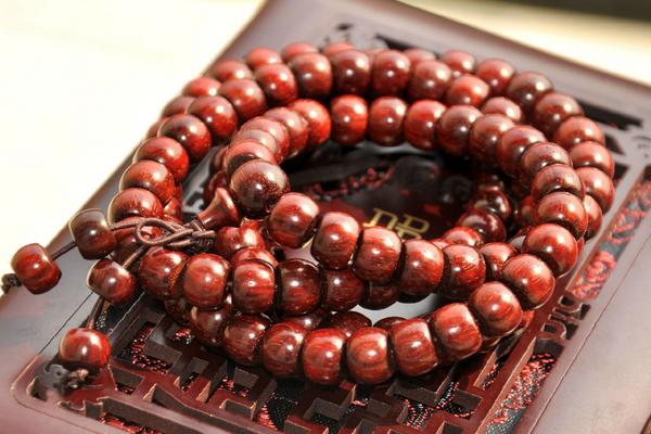 小葉紫檀手串怎么盤玩（附正確盤玩方法） 小葉紫檀手串多少顆最好