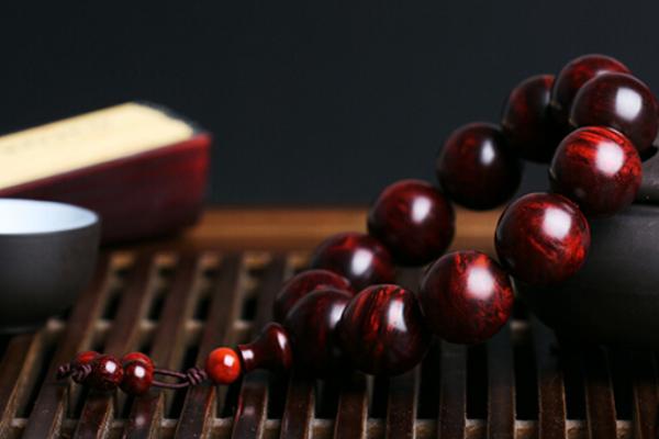 小葉紫檀手串怎么盤玩(附正確盤玩方法) 小葉紫檀手串多少顆最好