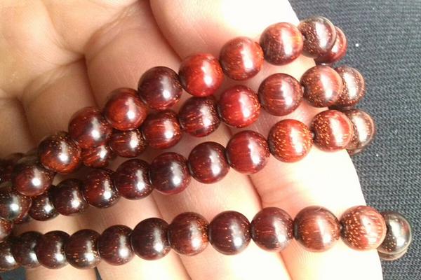 小葉紫檀手串怎么盤玩(附正確盤玩方法) 小葉紫檀手串多少顆最好