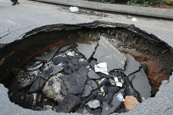 夢見掉坑里了是什么意思 女人夢到自己掉進糞坑有什么預兆