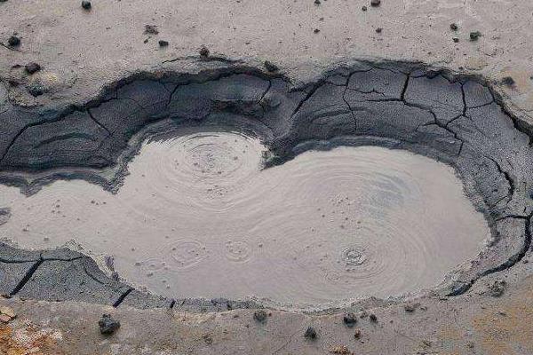 夢(mèng)見(jiàn)掉坑里了是什么意思 女人夢(mèng)到自己掉進(jìn)糞坑有什么預(yù)兆