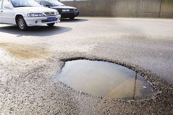 夢(mèng)見(jiàn)掉坑里了是什么意思 女人夢(mèng)到自己掉進(jìn)糞坑有什么預(yù)兆
